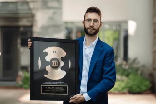 Adrian Kiwus mit ClickFunnels-Award